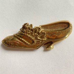 Victorian ruffle shoe brooch goldtone